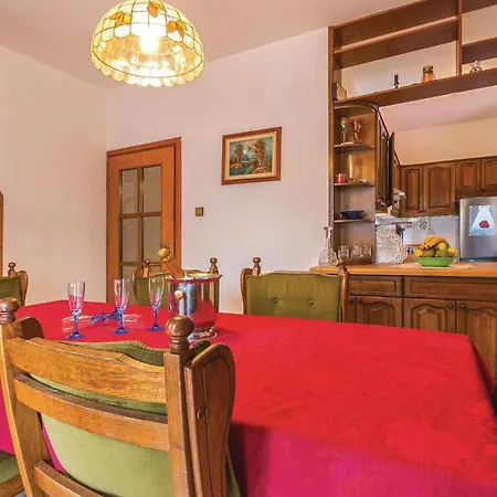 Beautiful In With 5 Bedrooms, Wifi And Outdoor Swimming Pool *