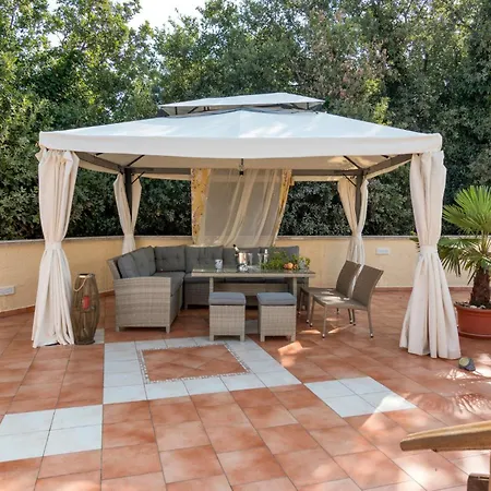 Beautiful In With 5 Bedrooms, Wifi And Outdoor Swimming Pool בית נופש *