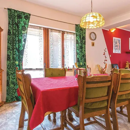 Beautiful In With 5 Bedrooms, Wifi And Outdoor Swimming Pool *