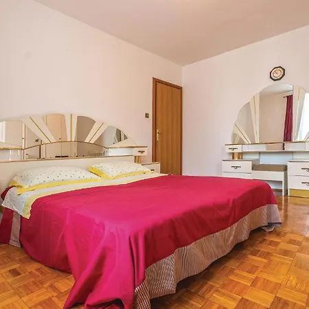 Beautiful In With 5 Bedrooms, Wifi And Outdoor Swimming Pool *