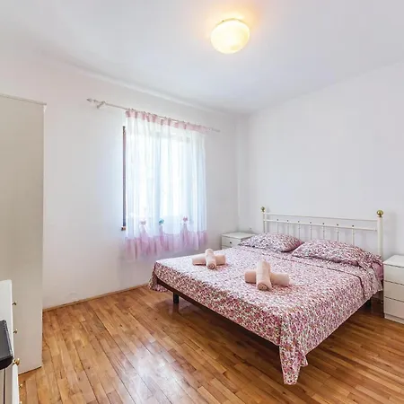 Beautiful In With 5 Bedrooms, Wifi And Outdoor Swimming Pool בית נופש