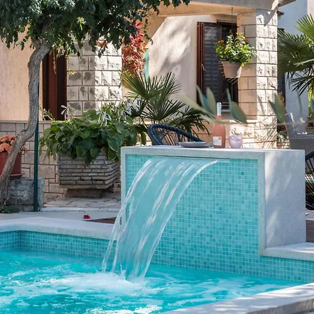 בית נופש Beautiful In With 5 Bedrooms, Wifi And Outdoor Swimming Pool