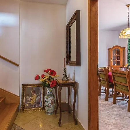 בית נופש Beautiful In With 5 Bedrooms, Wifi And Outdoor Swimming Pool *