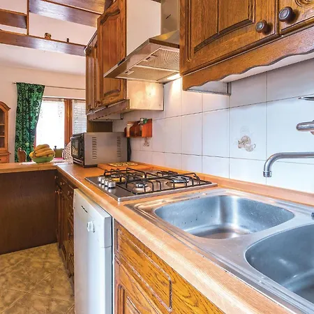 בית נופש Beautiful In With 5 Bedrooms, Wifi And Outdoor Swimming Pool פולה