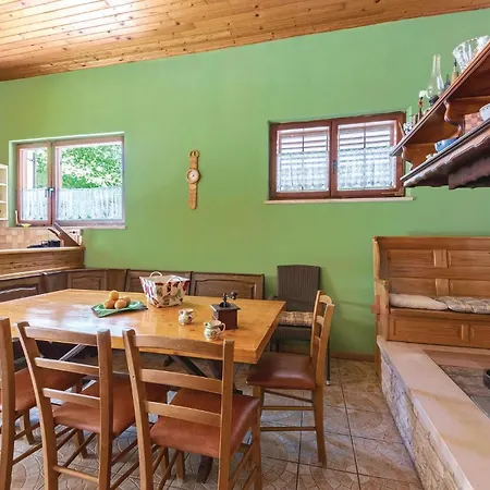Beautiful In With 5 Bedrooms, Wifi And Outdoor Swimming Pool פולה