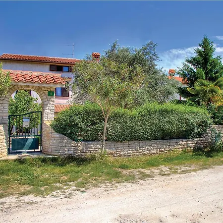 Beautiful In With 5 Bedrooms, Wifi And Outdoor Swimming Pool