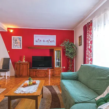 בית נופש Beautiful In With 5 Bedrooms, Wifi And Outdoor Swimming Pool